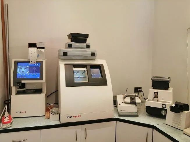 Laboratorio ottico interno a Como per montaggio occhiali